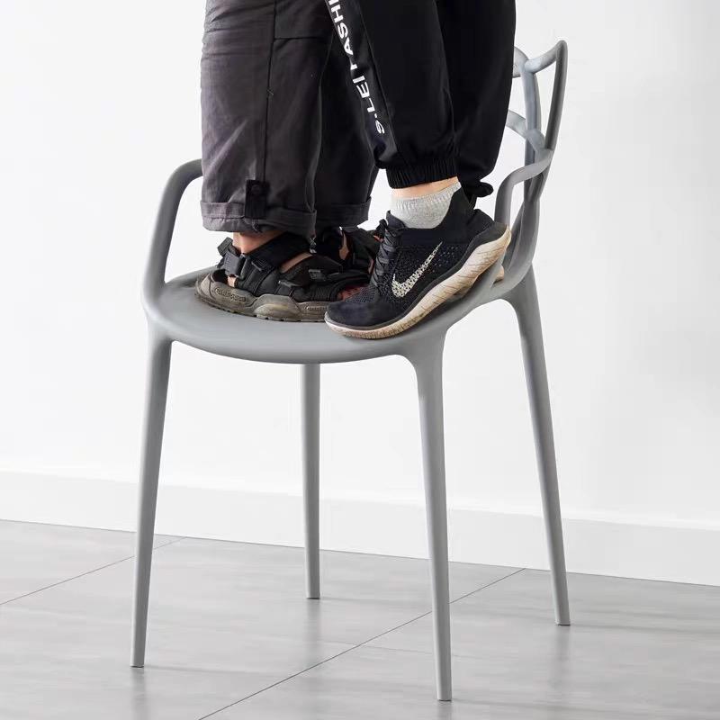IE610 PLAYSTIC CHAIR